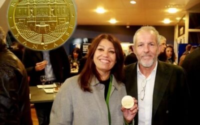 Jean-Pierre et Laurence Capossele reçoivent la médaille de l’Assemblée Nationale