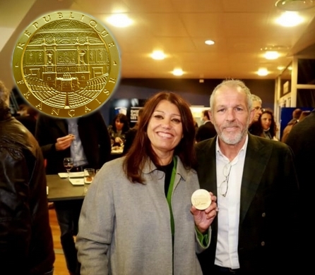 Jean-Pierre et Laurence Capossele reçoivent la médaille de l’Assemblée Nationale